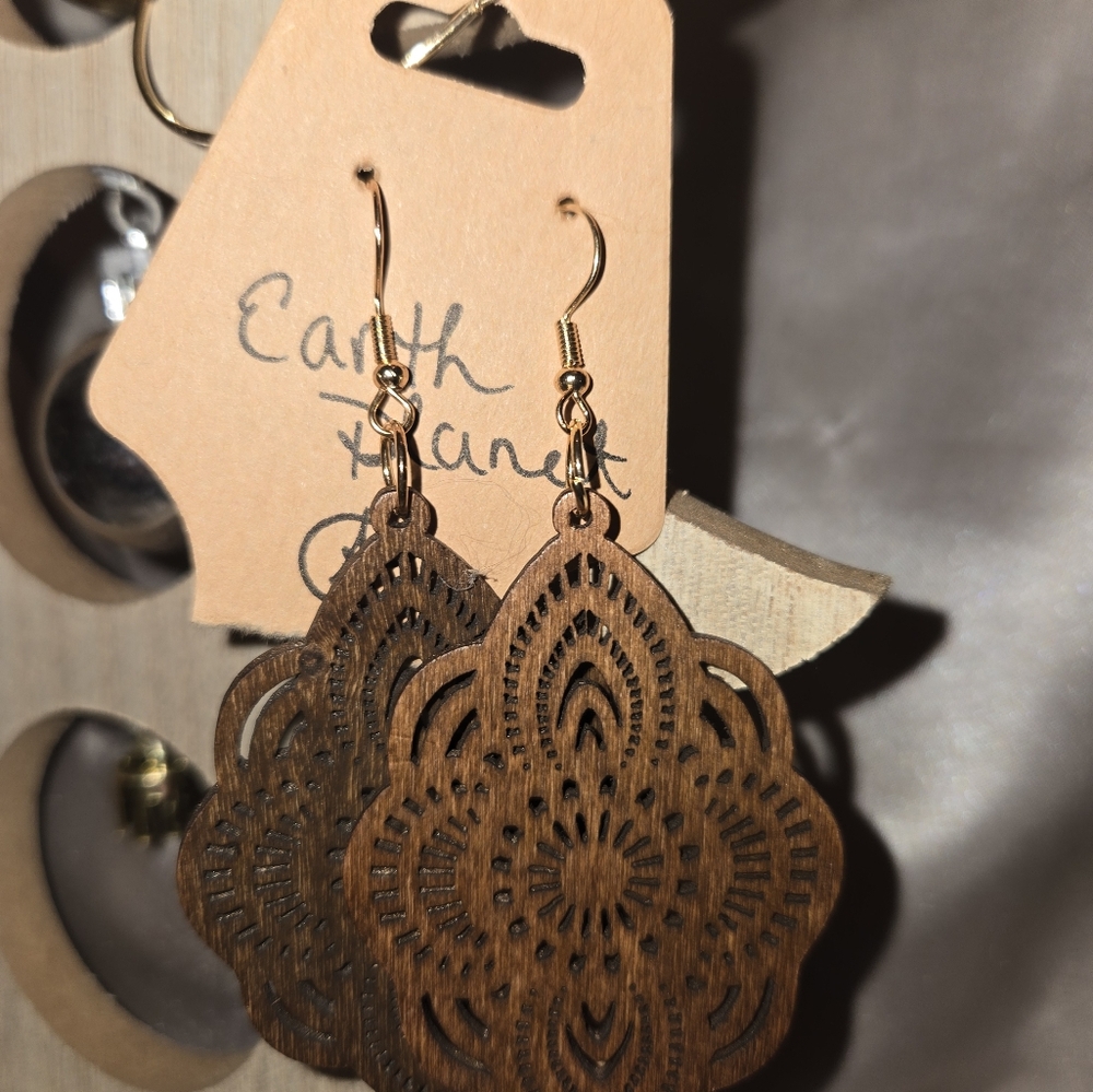 Earing - Picture 9 of 13